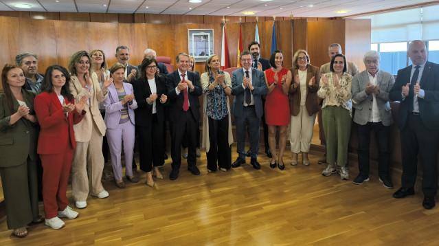 El gobierno municipal de Vigo al completo aplaude tras el pleno extraordinario en el que se aprobó el nuevo PGOM de la ciudad, con los votos favorables del PSOE, la abstención del PP y el 'no' del BNG, a 26 de mayo de 2025.