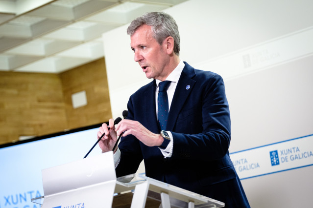 O titular do Executivo galego, Alfonso Rueda, acompañado polo conselleiro de Educacion, Román Rodríguez, na rolda de prensa posterior á reunión do Consello da Xunta. Sala do Consello, 26/05/25.