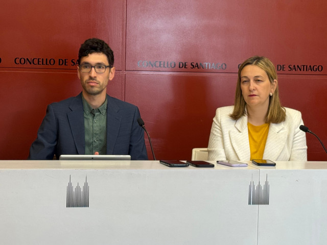 El concejal de Urbanismo de Compostela, Iago Lestegás, y la portavoz municipal, Míriam Louzao, durante la rueda de prensa posterior a la junta de gobierno local, a 26 de mayo de 2025.
