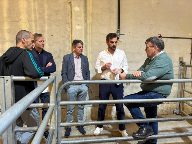 El conselleiro de Presidencia, Xustiza e Deportes, Diego Calvo, se reúne con los compradores críticos con el nuevo sistema digital de la feria de ganado de Silleda.