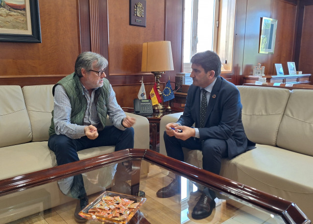 El delegado del Gobierno en Galicia, Pedro Blanco, se reúne con el presidente de la Asociación de Náuticos de Galicia, Javier Ruiz Cortázar