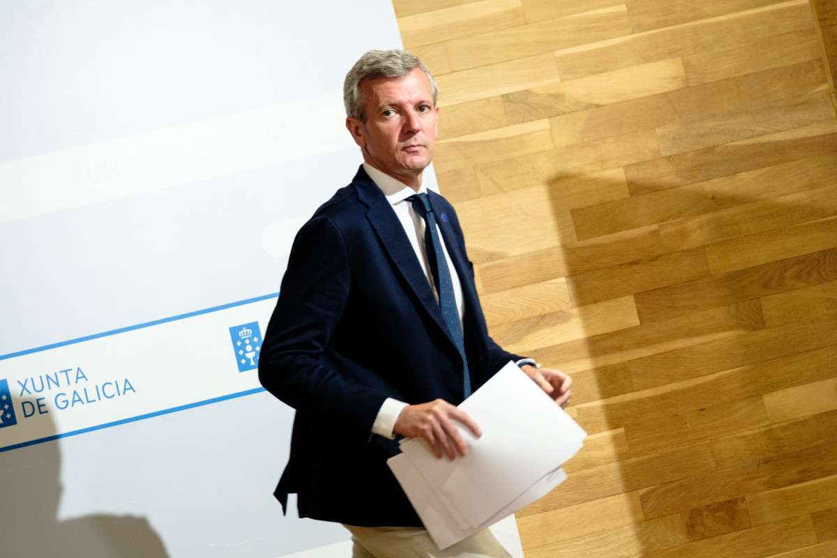 El presidente de la Xunta, Alfonso Rueda, acude a la rueda de prensa posterior a la reunión del Consello.