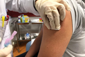 Archivo - Personal de enfermería suministra una vacuna contra la gripe en la campaña de 2020, en plena pandemia por el coronavirus. Covid-19, gripe, vacunas.