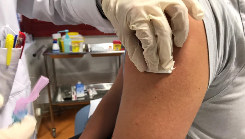 Archivo - Personal de enfermería suministra una vacuna contra la gripe en la campaña de 2020, en plena pandemia por el coronavirus. Covid-19, gripe, vacunas.