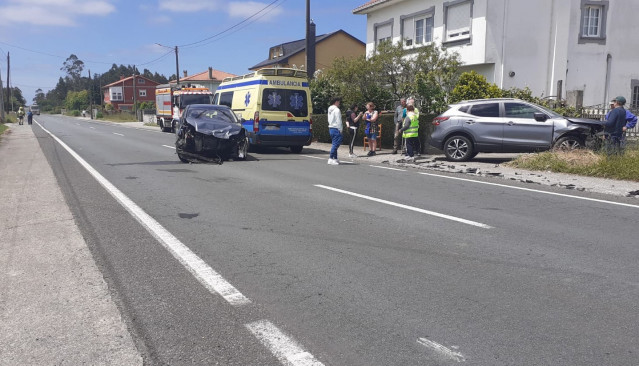 Accidente con dos vehículos implicados y tres personas heridas en Vimianzo (A Coruña)