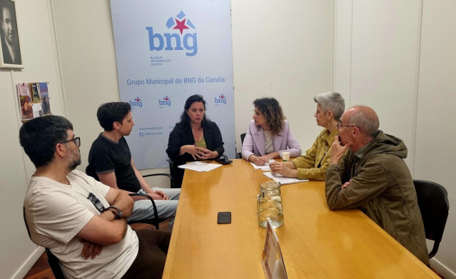 La eurodiputada del BNG Ana Miranda mantiene una reunión con concejales y concejalas de este grupo municipal en el Ayuntamiento de A Coruña