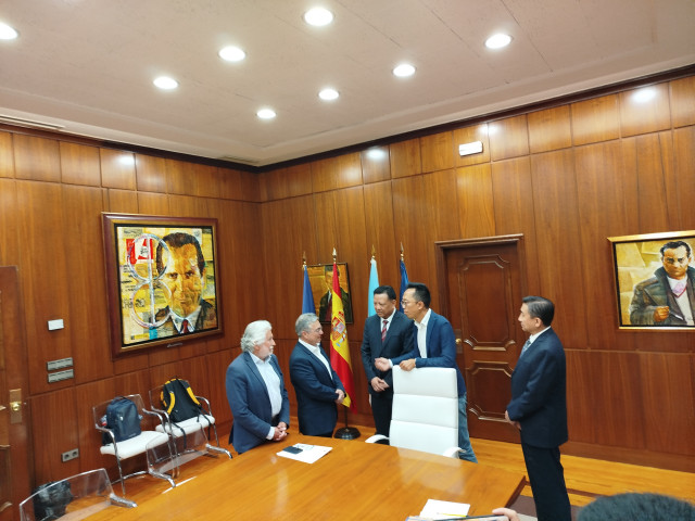 El presidente de la Diputación de Ourense, Luis Menor, se reúne con una delegación china encabezada por el representante del gobierno de Qinghai, Mr. Ban Guo