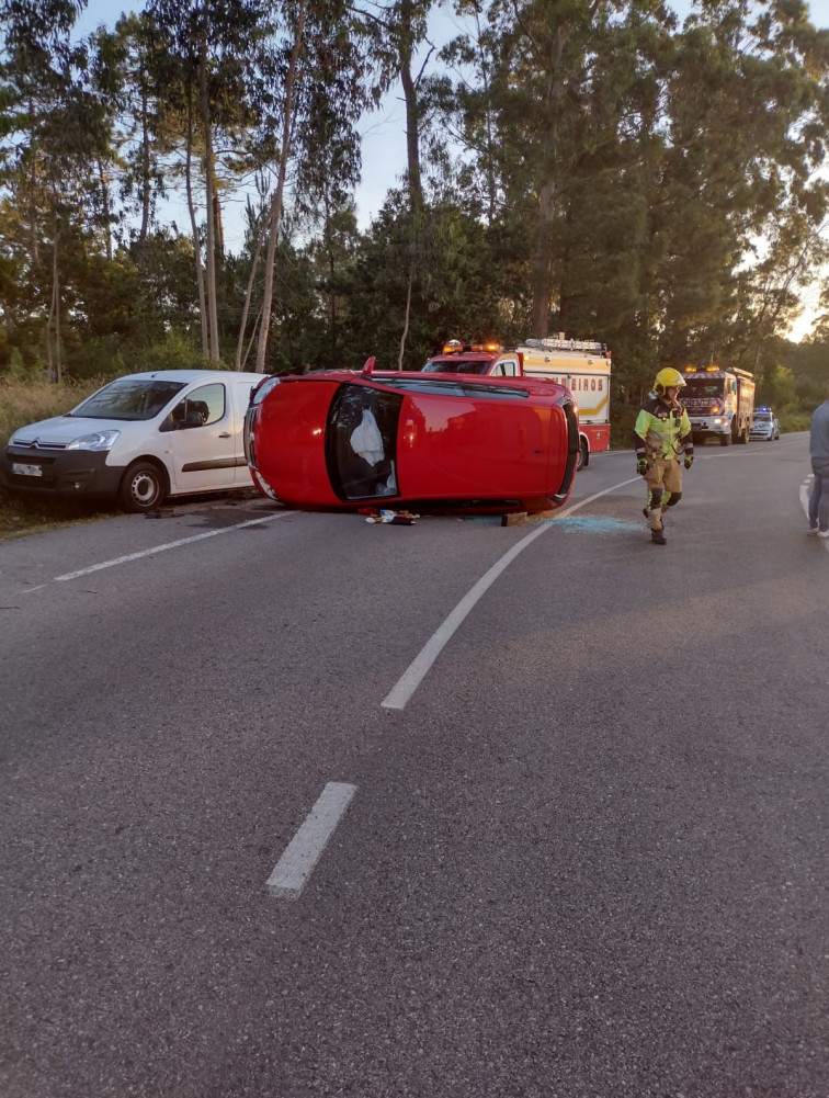 Bomberos de Boiro rescatan en Abanqueiro a un conductor atrapado tras volcar su coche