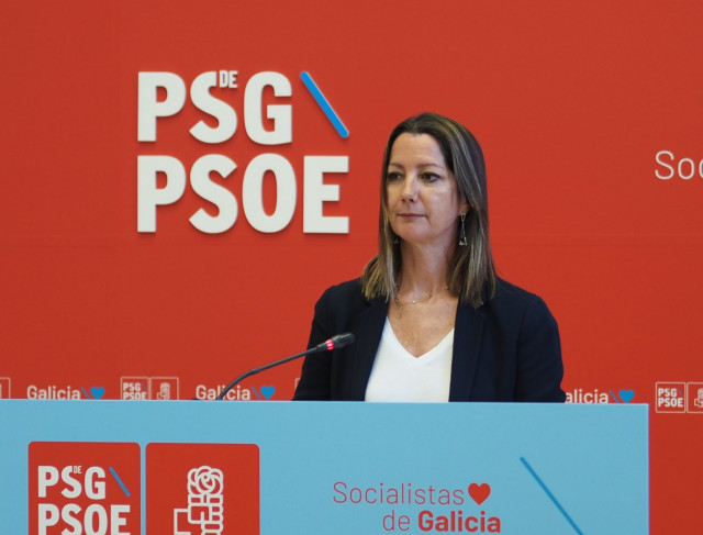 La secretaria de Organización del PSdeG, Lara Méndez, en rueda de prensa en el Parlamento de Galicia.