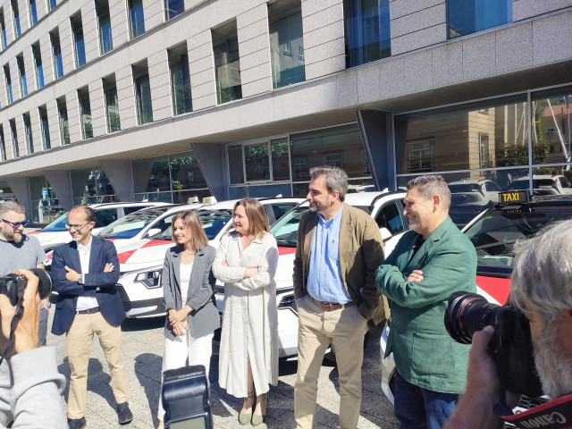 El conselleiro de Presidencia, Xustiza e Deportes, Diego Calvo, con la delegada territorial de la Xunta, Ana Ortiz, la directora xeral de Mobilidade, Judit Fontenla, y representanes de Unión de Taxis Galego.
