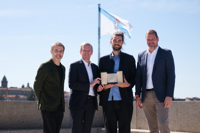 O presidente do Goberno galego, Alfonso Rueda, acompañado do conselleiro de Cultura, Lingua e Xuventude, José López Campos, recibe ao cineasta Oliver Laxe, gañador do Premio do Xurado do Festival de Cannes co filme Sirat. Residencia Oficial de Monte Pío