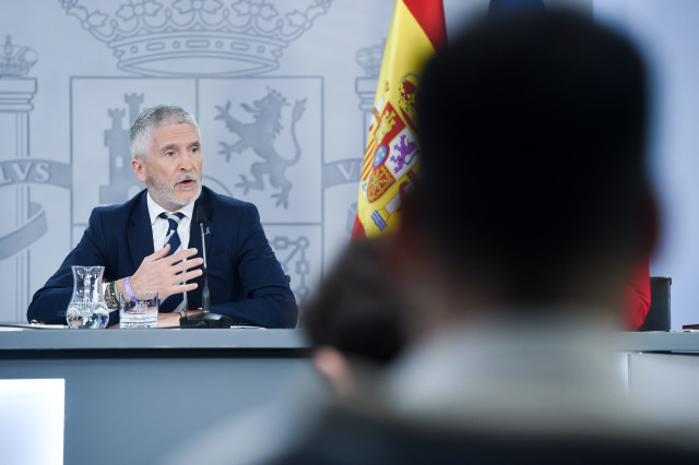 Archivo - El ministro del Interior, Fernando Grande-Marlaska, durante una rueda de prensa posterior a la reunión de un Consejo de Ministros extraordinario con motivo del 8M, en el Palacio de la Moncloa, a 8 de marzo de 2024, en Madrid (España). El Gobiern