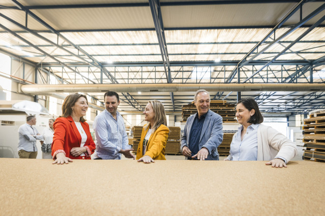 Ángeles Vázquez firma el protocolo para la adhesión de la empresa Birdmind a la Alianza Galega polo Clima
