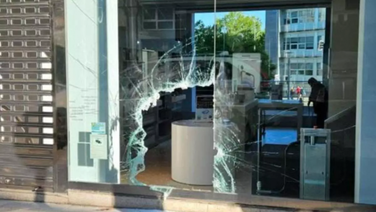 Butrón en la tienda de Apple en Santiago en un robo con cuatro ladrones que se llevaron un 