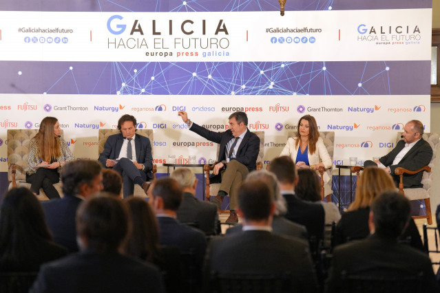 La consejera-directora de Europa Press, Cadelas Martín de Cabiedes; el socio de Gran Thornton Borja Ríos; el conselleiro de Educación, Román Rodríguez; directora de Sector Público de Fujitsu, Patricia Úrbez; y el general counsel de DIGI, Ignacio Herreros.