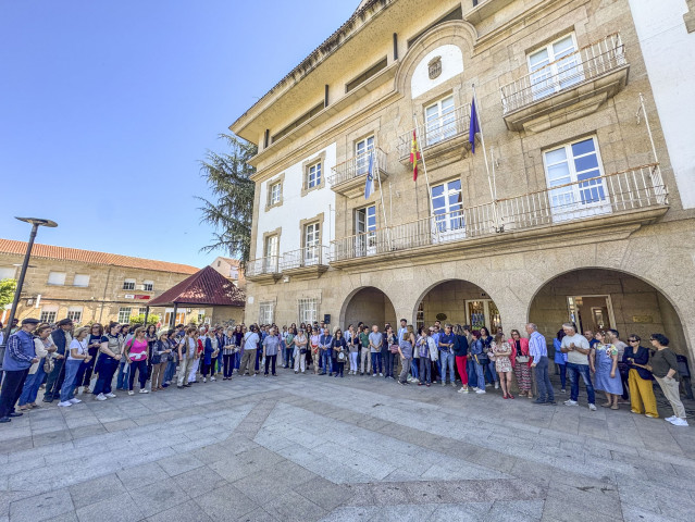 La Praza do Concello de Verín, en Ourense, ha sido este lunes escenario de una concentración multitudinaria de repulsa tras el intento de feminicidio registrado el pasado fin de semana en el municipio,