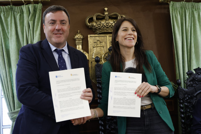 El acalde de As Pontes, Valentín González Formoso,y la conselleira de Vivienda, María Martínez Allegue, firman el acuerdo para la adhesión de la localidad al programa de la Xunta