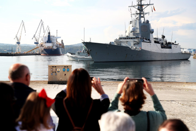 Llegada de la fragata 'Álvaro de Baztán' al muelle número 4 del Arsenal Militar de Ferrol, a 18 de mayo de 2025, en Ferrol, A Coruña, Galicia (España). Tanto la fragata ‘Álvaro de Baztán’ como el BAC ‘Patiño’ regresan a sus bases de estacionamiento tras p