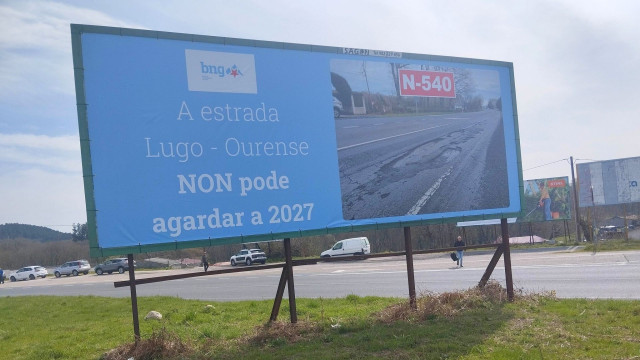Valla de una campaña del BNG en la carretera N-550.