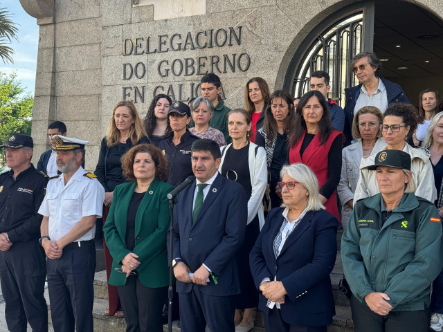 Acto de condena por el crimen machista de Cáceres ante la Delegación del Gobierno en Galicia