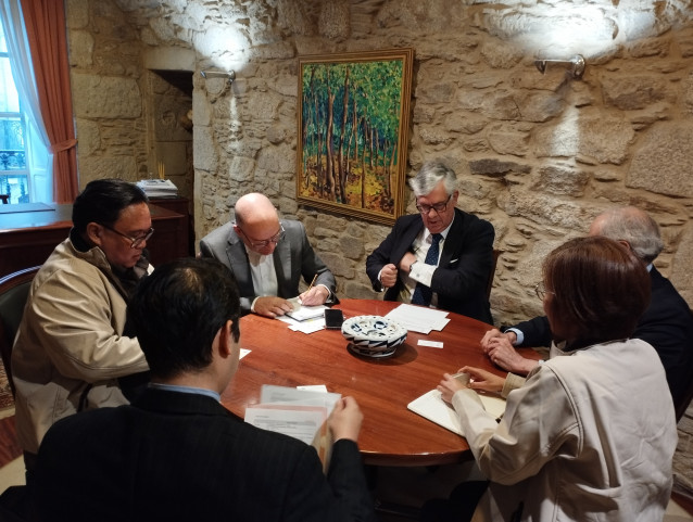 El presidente de la CEG, Juan Manuel Vieites, se reúne con el cónsul general de la Embajada de Filipinas en España, Mark Hamoy.