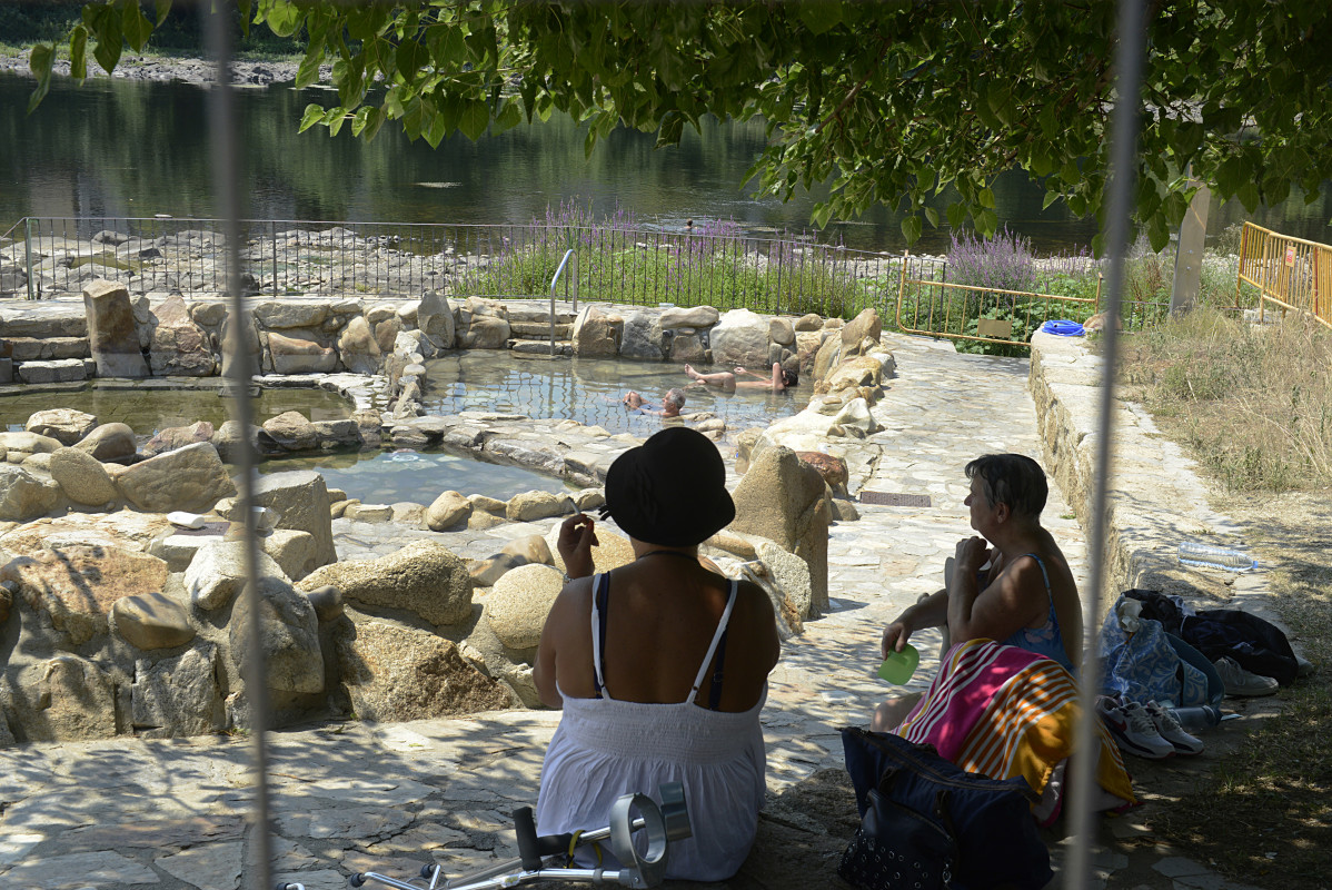 Archivo - Dos personas disfrutan en la zona termal de Ourense, a 12 de julio de 2022, en Orense, Galicia (España). Los termómetros de la práctica totalidad del territorio gallego alcanzarán valore