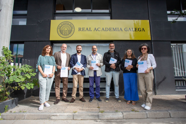 El presidente de la RAG, Henrique Monteagudo, recibe a representantes de Alingua en la sede provisional de la institución, en A Coruña.