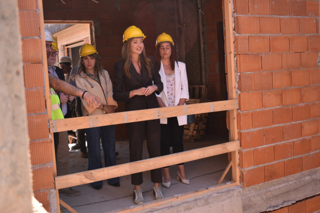 La conselleira visita las obras de la futura residencia de Abadín.