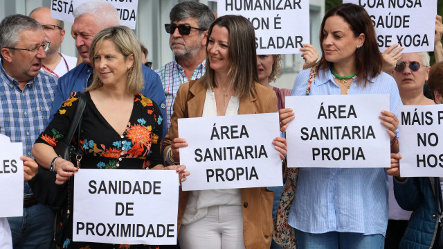 Representantes socialistas presentes en la concentración junto al personal del Hospital de A Mariña, a 28 de mayo de 2025.