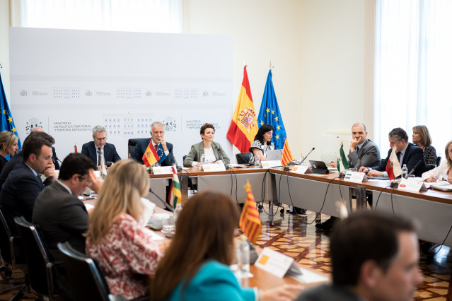 El ministro de Política Territorial y Memoria Democrática, Ángel Víctor Torres (2i), preside la reunión del Comité preparatorio de la Conferencia de Presidentes, en el Ministerio de Política Territorial y Memoria Democrática, a 28 de mayo de 2025, en Madr