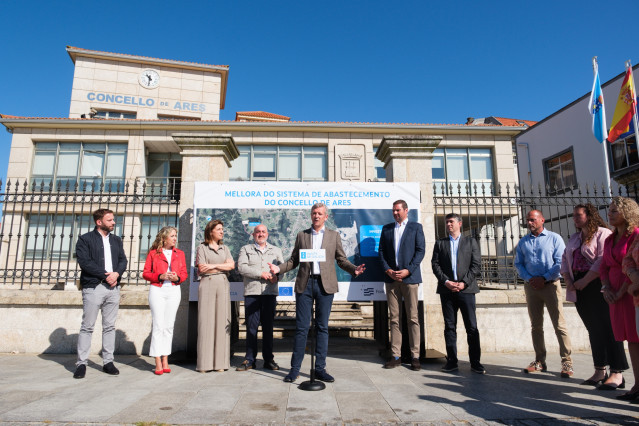 El presidente de la Xunta, Alfonso Rueda, acompañado de la conselleira de Medio Ambiente e Cambio Climático, Ánxeles Vázquez, en la presentación de las obras de mejora del abastecimiento de agua en Ares (A Coruña).
