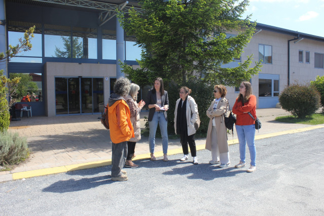 La diputada del Bloque Nacionalista Galego en el Parlamento Gallego Olalla Rodil, visita la residencia de mayores de Castro de Riberas de Lea (Lugo)