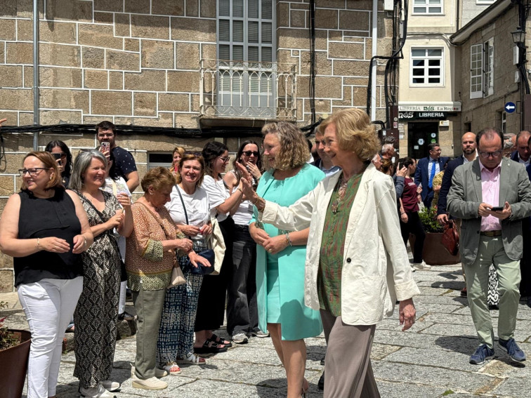 Obsequios y gaitas para la reina Sofía en su visita a Castro Caldelas, uno de los pueblos más bonitos de España