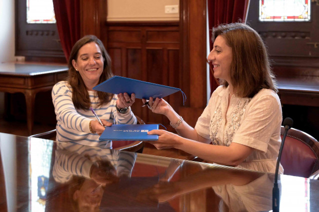 La alcaldesa de A Coruña, Inés Rey, y la conselleira de Medio Ambiente, Ángeles Vázquez, firman el protocolo de colaboración sobre la implantación del quinto contenedor