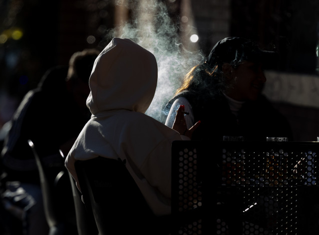 Archivo - Una persona fumando en una terraza, a 27 de diciembre de 2023, en Madrid (España). (Foto de archivo).