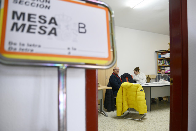 Archivo - Una mesa electoral.