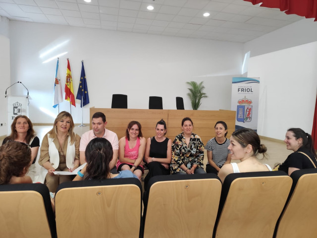 Los diputados del Grupo Popular Cristina Sanz y Enrique Barreiro se reúnen con la ANPA del Colexio Doutor López Suárez de Friol