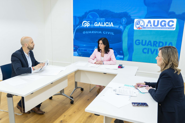 La secretaria xeral del PPdeG, Paula Prado, se ha reunido con con Diego Madrazo y Olaya Salardón, secretario general en Galicia y secretaria nacional de relaciones institucionales de la Asociación Unificada de Guardias Civiles (AUGC).