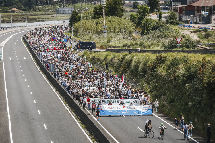 Miles de personas se manifestaron en Pontevedra contra la permanencia de ENCE y la instalación de Altri