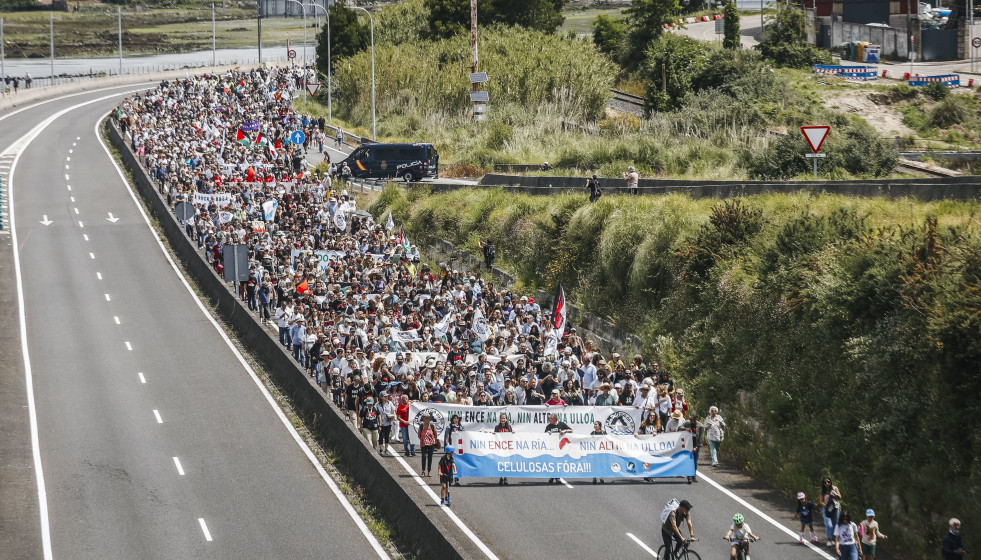 Cientos de personas durante una nueva protesta contra Altri, a 1 de junio de 2025, en Pontevedra, Galicia (España).