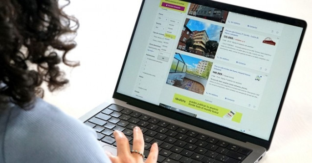 Archivo - Una persona buscando vivienda en el portal de Idealista.