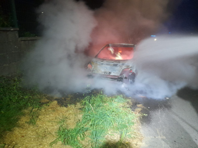 Coche calcinado en Palmeira, municipio de Ribeira