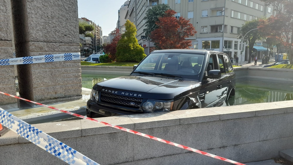 Rand Rover en la Praza Amu00e9rica de Vigo