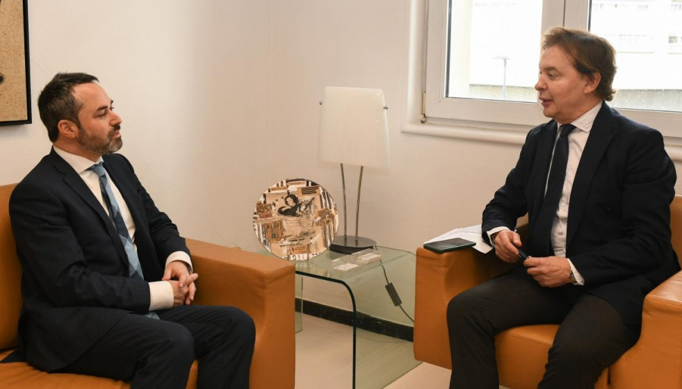 Reunión del encargado de Negocios de la Embajada de Israel en España, Dan Poraz, y el director xeral de Relacións Exteriores de la Xunta de Galicia, Jesús Gamallo