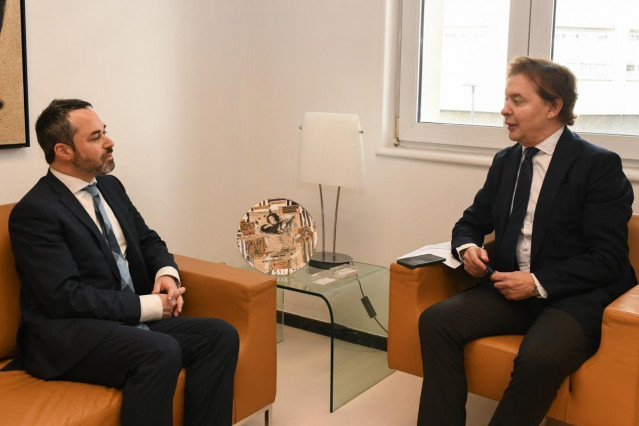 Reunión del encargado de Negocios de la Embajada de Israel en España, Dan Poraz, y el director xeral de Relacións Exteriores de la Xunta de Galicia, Jesús Gamallo