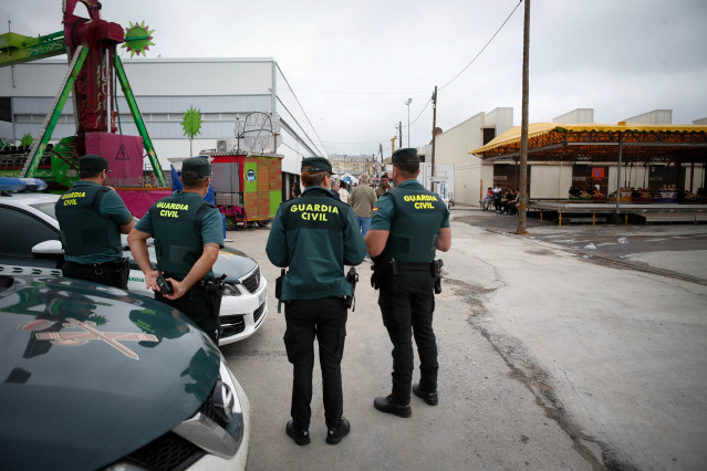 Burela, Lugo. Un hombre de 80 años de edad pierde el control de su vehículo tras impactar contra una atracción de feria en las Fiestas patronales de Burela y hiere de gravedad a 8 personas.