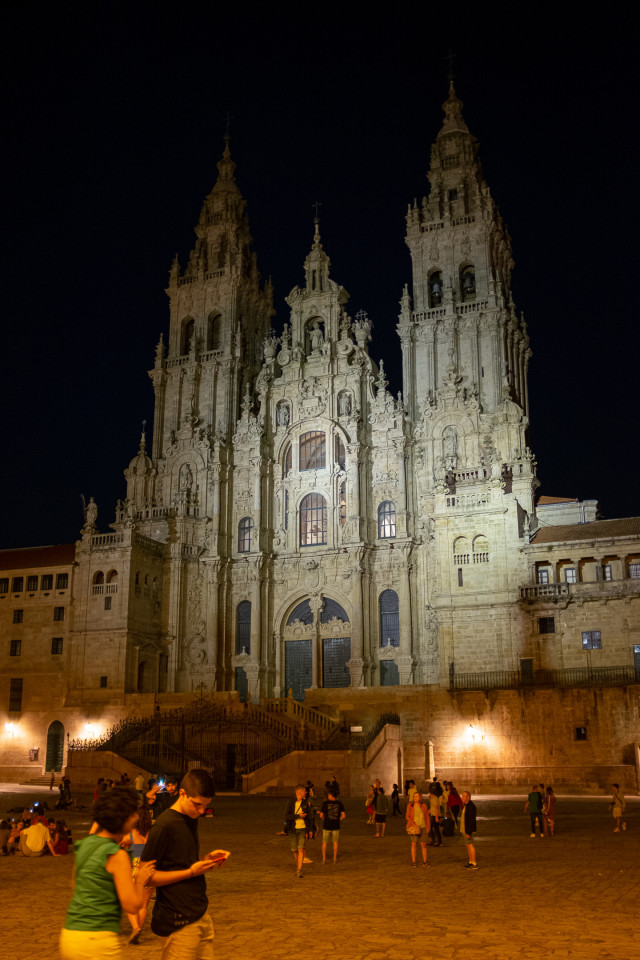 Archivo - La Catedral de Santiago de Compostela con un foco de luz alumbrando su fachada, a 9 de agosto de 2022, en Santiago de Compostela, A Coruña, Galicia (España). Desde el 10 de agosto entran en vigor las medidas de ahorro y eficiencia energéticas co