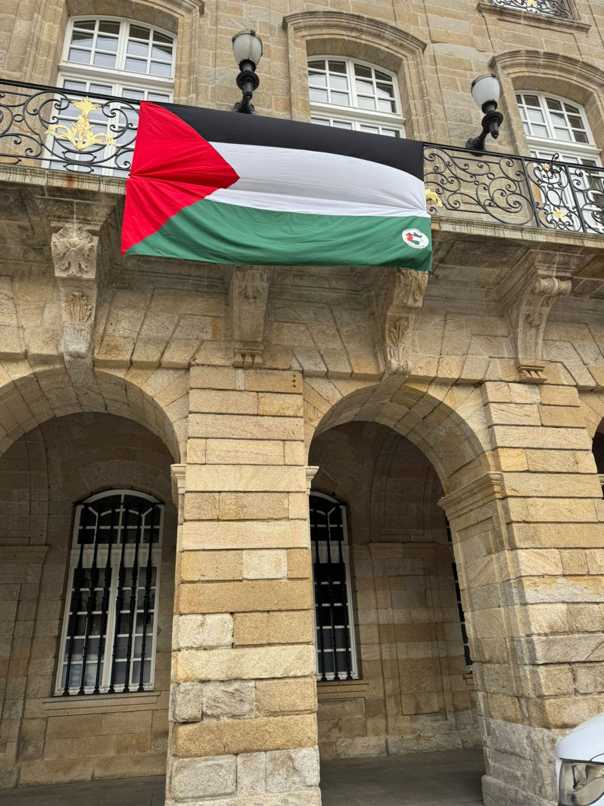 Bandera palestina colocada en la fachada del Pazo de Raxoi.