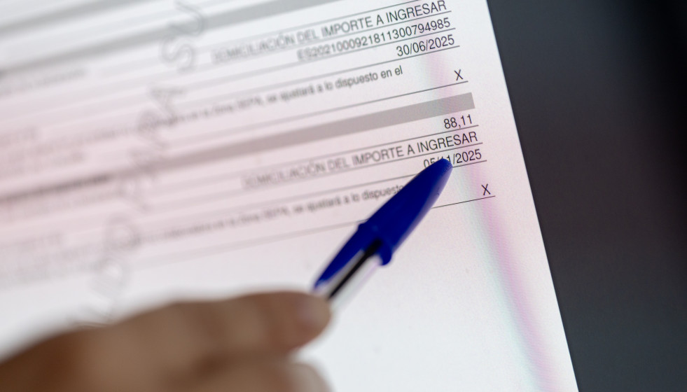 Archivo - Una persona cumplimenta la declaración de la Renta, a 3 de abril de 2024, en Madrid (España). Los contribuyentes han presentado en el primer día y medio de la Campaña de la Renta 2024 un