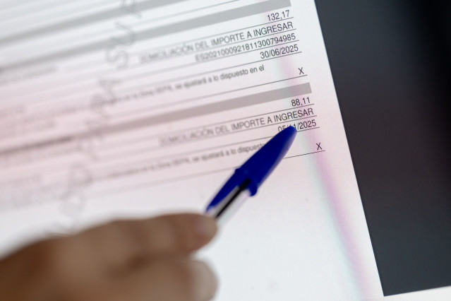 Archivo - Una persona cumplimenta la declaración de la Renta, a 3 de abril de 2024, en Madrid (España). Los contribuyentes han presentado en el primer día y medio de la Campaña de la Renta 2024 un total de 1.675.000 declaraciones, lo que supone un descens